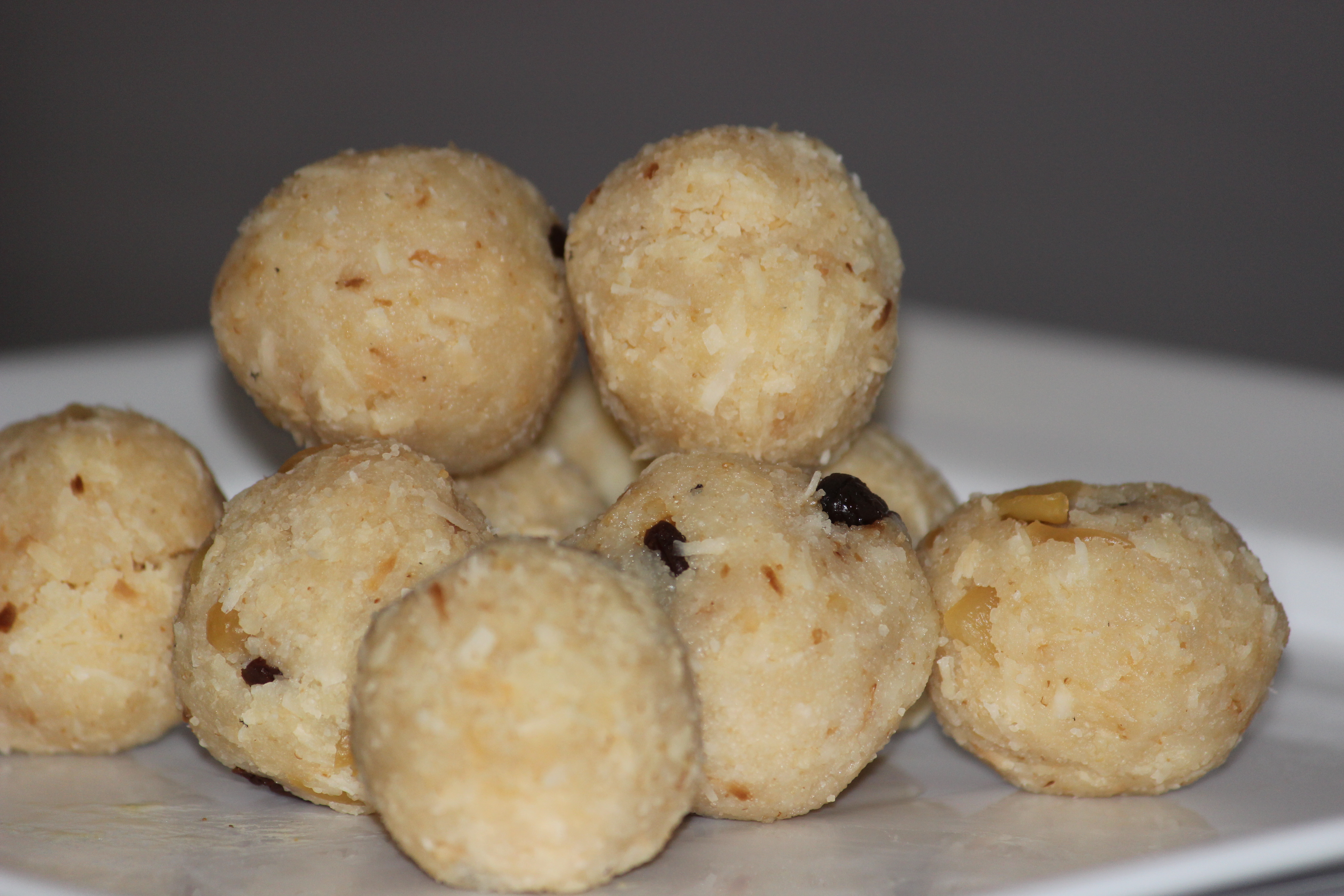 Coconut-Sooji Laddu ( Sweet coconut & semolina balls)